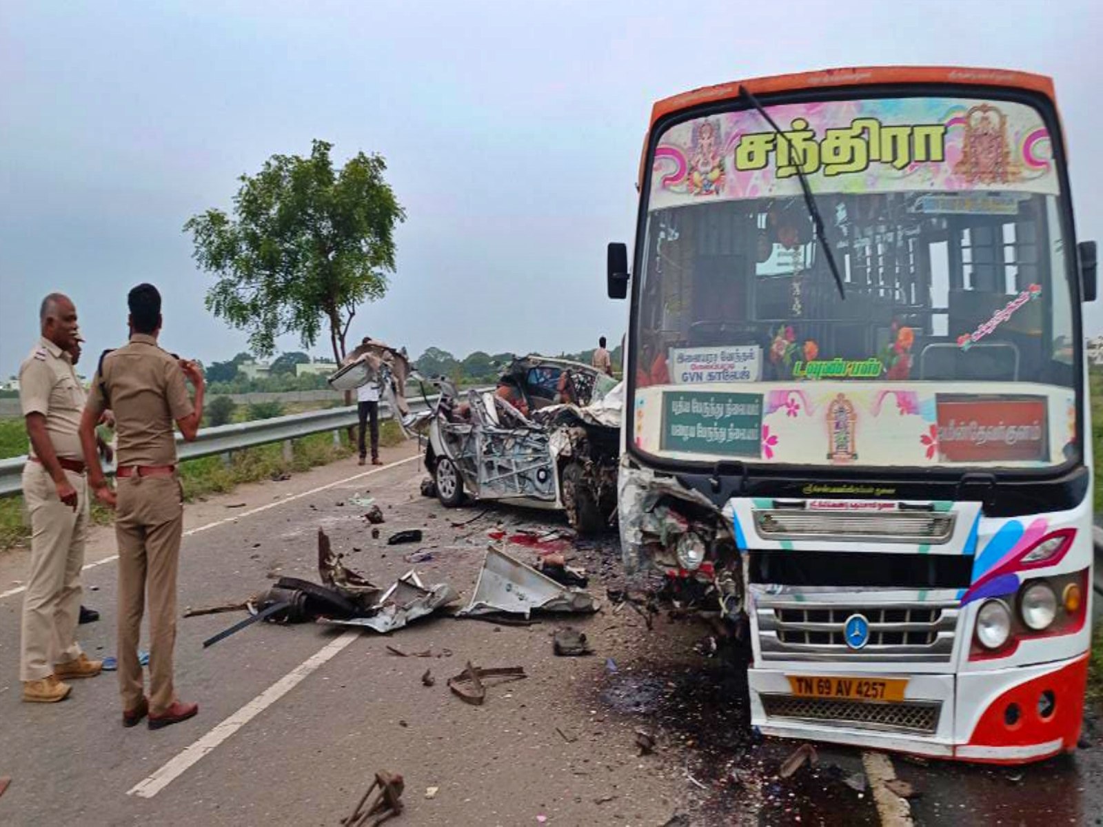 விபத்து காரணமாக  சேதமடைந்த பேருந்தின் முன் பகுதி