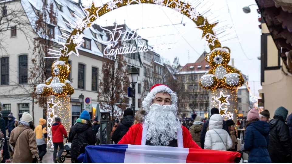 पूर्व फ्रान्समधील स्ट्रासबर्ग - संपूर्ण स्ट्रासबर्ग शहर सजावटीच्या दिव्यांनी उजळून निघाले असताना, भव्य कॅथेड्रलच्या मध्यभागी असलेला ख्रिसमस बाजार अल्सॅटियन परंपरांवर आधारित आहे. १५७० मध्ये सुरू झालेले हे मार्केट ५०० हून अधिक मनोरंजक कार्यक्रम देते. स्वादिष्ट पेस्ट्री, चवदार ब्रेड आणि मिठाई मुबलक प्रमाणावर इथे उपलब्ध आहेत.