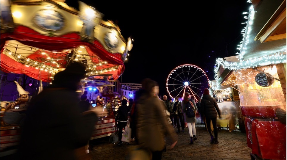 टॅलिन, एस्टोनिया - टाऊन हॉल स्क्वेअरमध्ये आयोजित, या ख्रिसमस मार्केटची स्थापना २००१ मध्ये पॉल ओबरश्नाइडर यांनी केली होती. ख्रिसमस डे पासून हे मार्केट गर्दीने ओसांडून वाहात असतं. इथेही मोठ्या प्रमाणात पर्यटक आलेले पाहायला मिळतात.