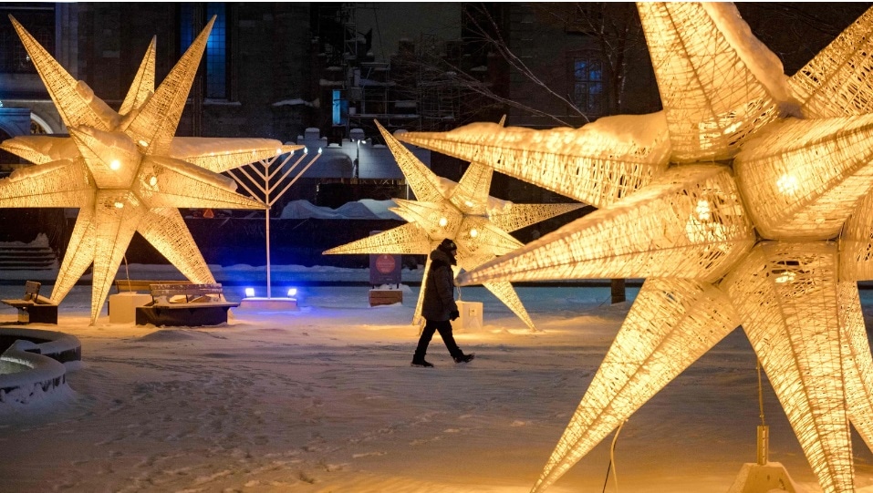 स्टॉकहोम, स्वीडन - स्ट्रोलर्स स्टॉकहोम, स्वीडनच्या हिवाळ्यातील बर्फाच्छादित लँडस्केपमधून त्याच्या पारंपारिक ख्रिसमस ट्रीसह स्केप्सब्रुन क्वेसाइडवर फिरू शकतात, तर स्टॉर्टोगेट स्क्वेअरच्या आसपासच्या ख्रिसमस मार्केटमध्ये लाल स्टॉल्स, ओठ-स्माकिंग स्वीडिश पदार्थ जसे की ईलस्मोक्ड सॉसेज, एल्क मीट, ड्राय-क्युअर रेनडिअर, नॉर्डिक ग्लॉक, मल्ड वाइन, पारंपारिक आले बिस्किटे किंवा पेपरगकोर, विशेष सजावटीच्या कलाकृती आणि सुंदर हस्तकला उपलब्ध आहेत.