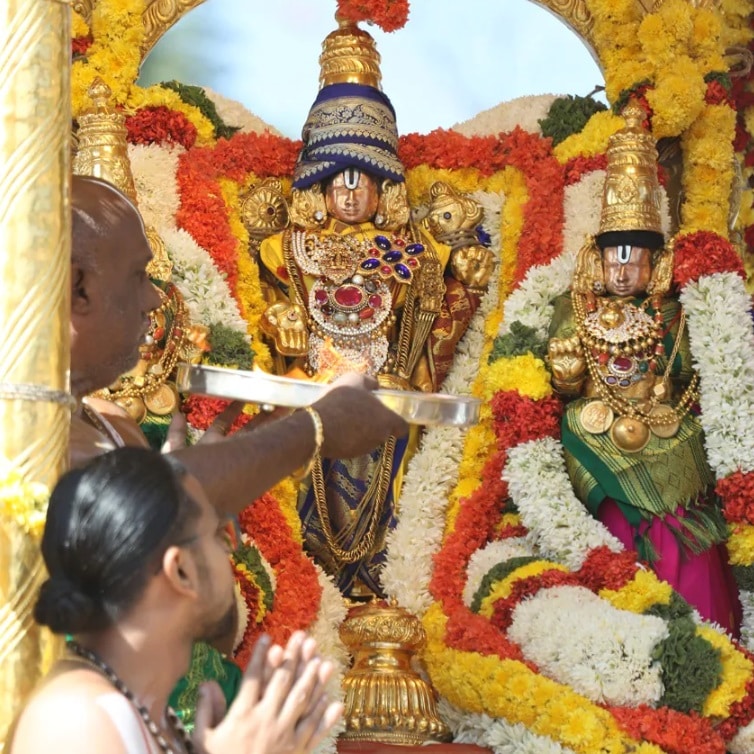 ஆலய மாட வீதிகளில் தங்க ரதத்தில் வலம் வந்த ஸ்ரீதேவி, பூதேவியுடன் ஸ்ரீ மலையப்ப சுவாமியை திரளான பக்தர்கள் தரிசனம் செய்தனர். இதனை முன்னிட்டு பீர்மலை வீதிகள் முழுவதும் கோவிந்தா அருள் &nbsp;நிரம்பி வழிந்தது.