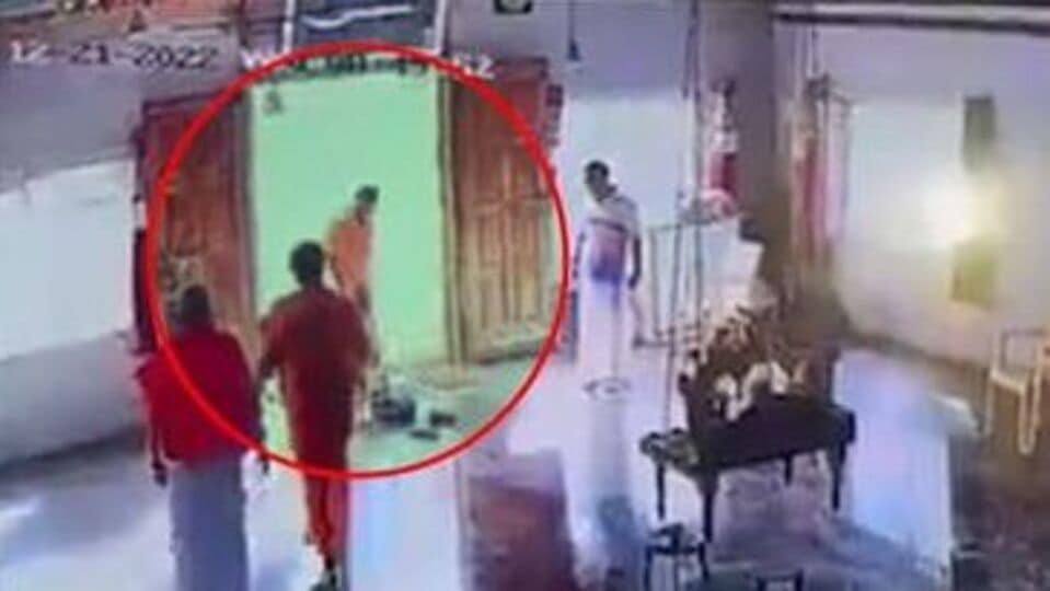 CCTV நான் கடவுளின் மனைவி என கூறிய பெண்! கோயில் உள்ளே சரமாரியாக தாக்கிய