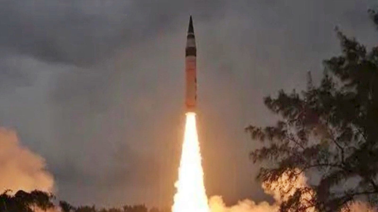 Prithvi II missile Test: வெற்றிகரிமாக பரிசோதனை நடத்தப்பட்ட பிருத்வி II ஏவுகணை