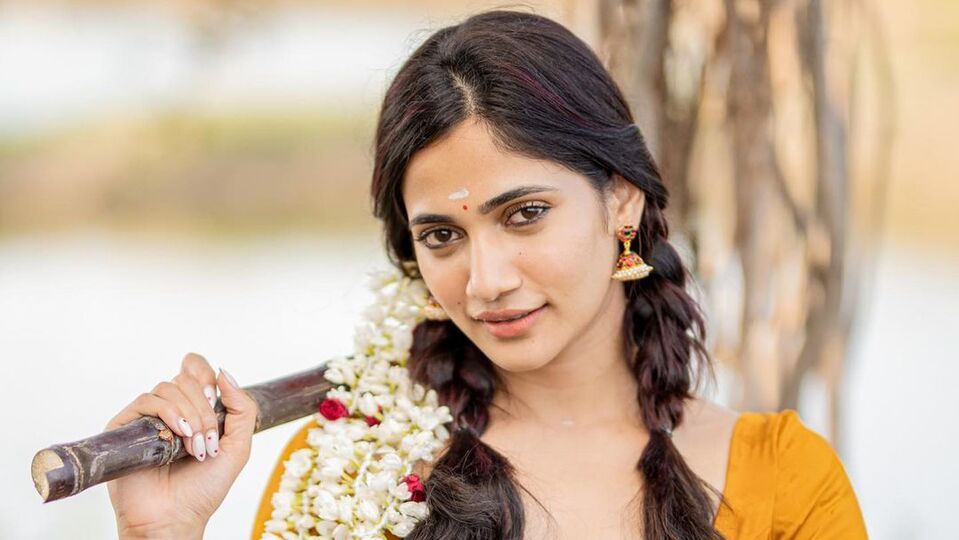 Losliya Glamour Photo : அடேகப்பா.. கவர்ச்சி லுக்கில் லாஸ்லியா!