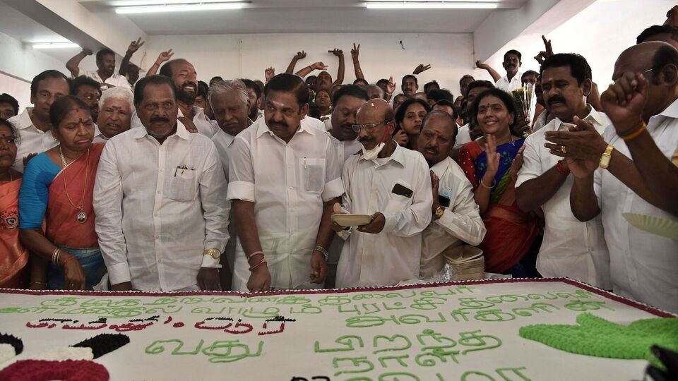 MGR Birthday Celebration:106 கிலோ கேக் வெட்டி அதிமுக தலைமையகத்தில் கொண்டாட்டம்