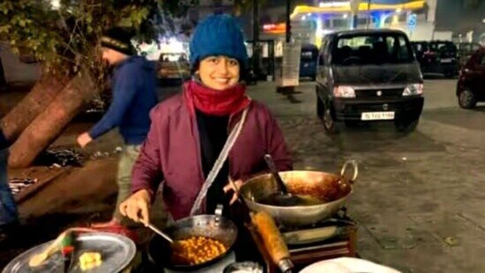 Girl Opens Tea Stall: பிரிட்டிஷ் கவுன்சில் வேலையை விட்டு டீக்கடை வைத்த பெண்!