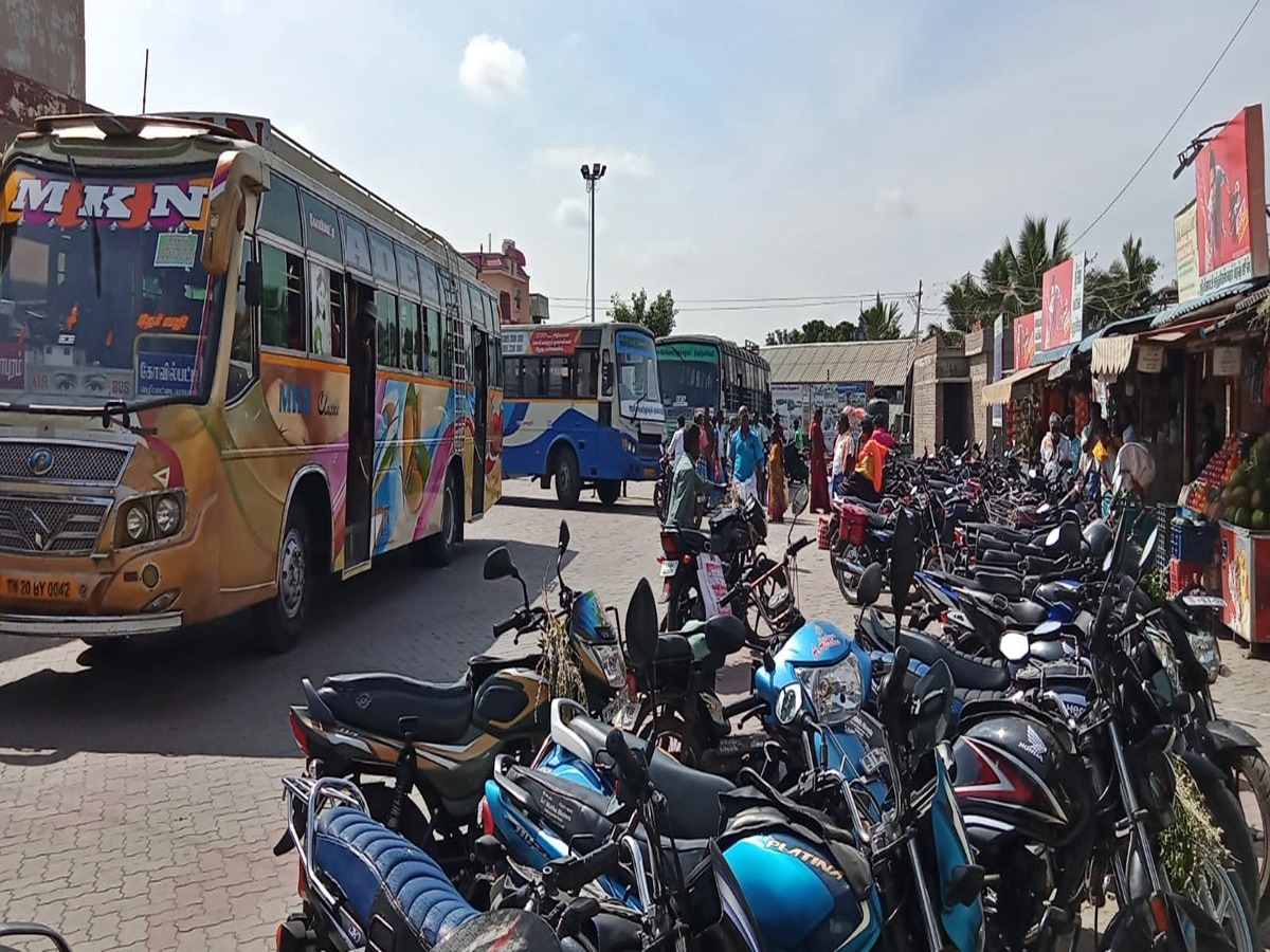 விளாத்திகுளம் பேருந்து நிலைத்தில் நிறுத்தி வைக்கப்பட்டிருந்த பைக்குகள்.