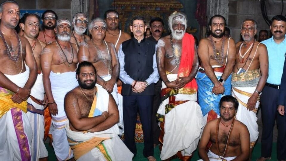 RN Ravi: பிள்ளையார்பட்டியில் கவர்னர் ஆர்.என்.ரவி தரிசனம்!