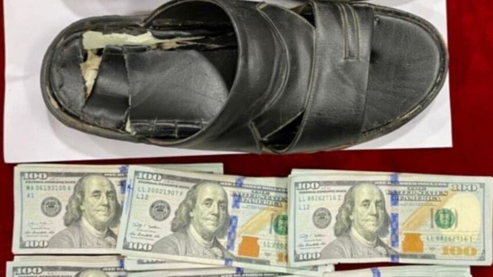 இப்படியெல்லாம் கூடவா கடத்துவீங்க? கஸ்டம்ஸ் அதிகாரிகளுக்கு ஷாக் கொடுத்த பயணி