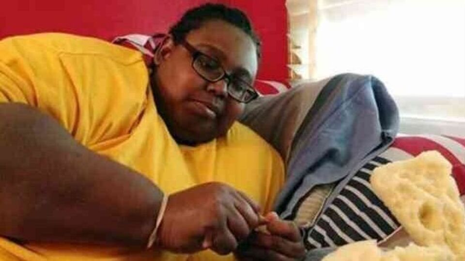 ஷாக்.. ஒரு நாளைக்கு ஒரு சதுரடி .. பெட்டை பிரட் போல் சாப்பிடும் விநோத பெண்!