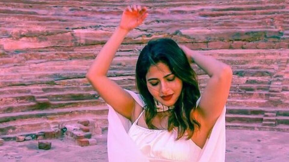 வெள்ளை மேலாடையுடன் ரசிகர்களை கவர்ந்த ஐஸ்வர்யா மேனன்-கொண்டாட்டத்தில் ரசிகர்கள்