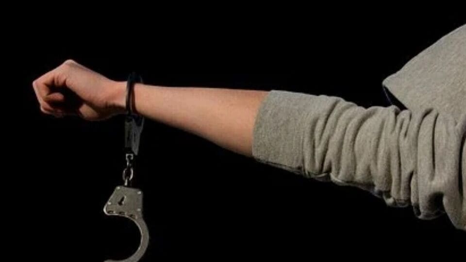 Crime: சட்ட விரோதமாக துப்பாக்கி விற்பனை: 3 பேர் கைது