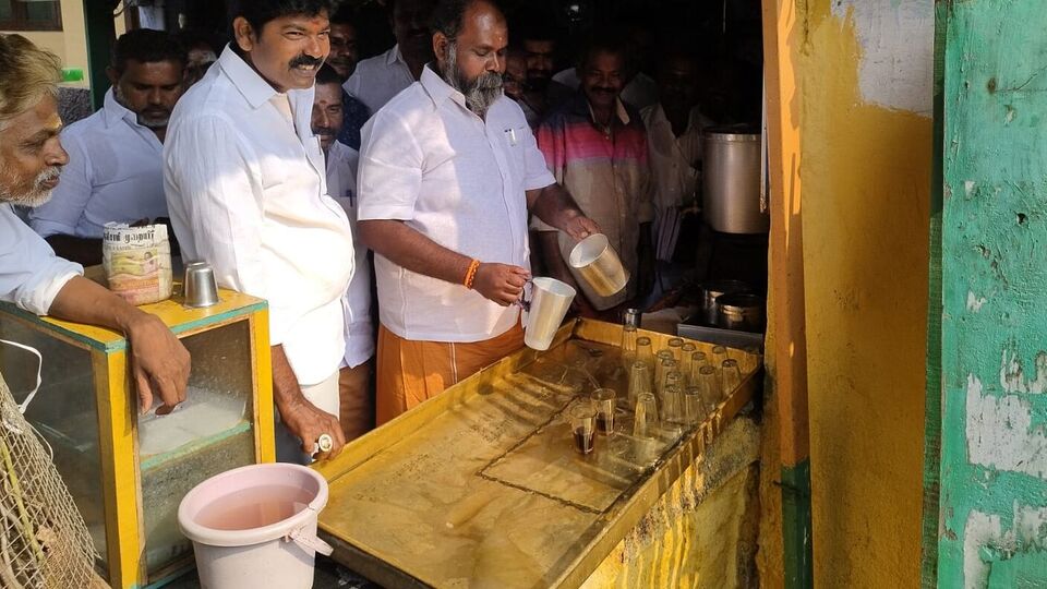 Erode: டீ போட்டு, துணி தேய்த்து ஓட்டு கேட்ட ஆர்.பி . உதயகுமார்-ஓபிஎஸ் வருவாரா?