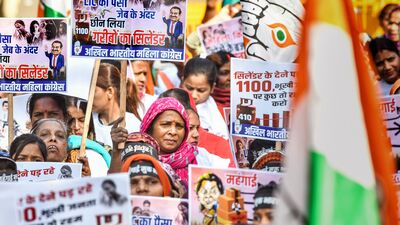 Mahila Congress workers protest at Jantar Mantar: டெல்லி ஜந்தர் மந்தரில் காங்கிரஸ் மகளிர் அணியினர் அதானி குழும விவகாரம் தொடர்பாக விசாரணைக்கு உத்தரவிடக் கோரிக்கை விடுத்து போராட்டத்தில் ஈடுபட்டனர்.