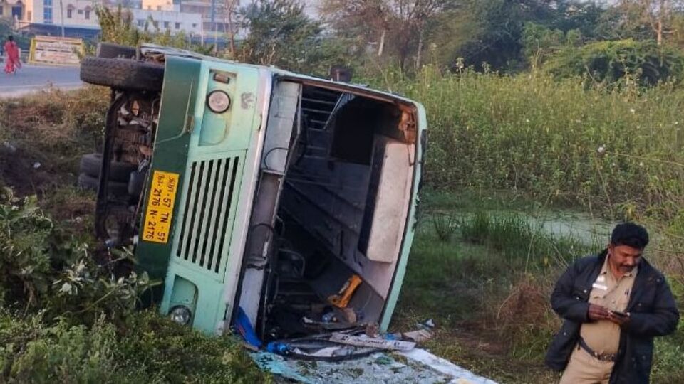 குறுக்கே வந்த டூவீலர்.. அரசு பஸ் கவிழ்ந்து விபத்து .. 30 பயணிகள் நிலை என்ன!