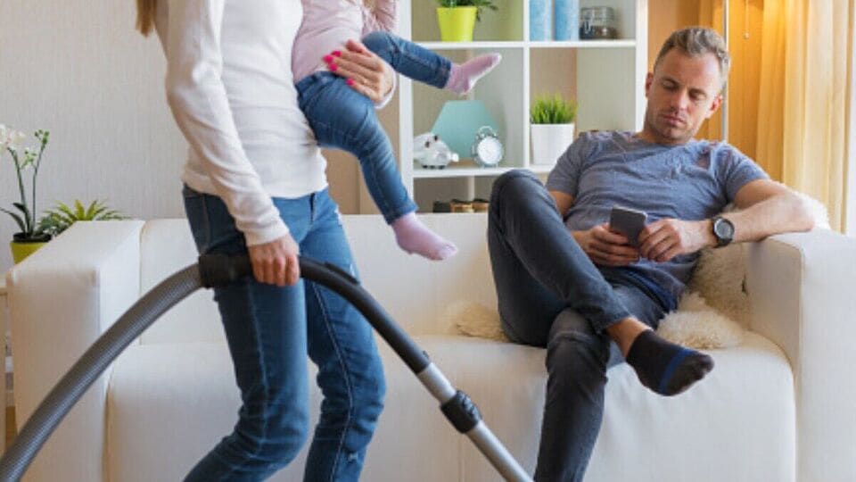 Research: 7.2 மணிநேரம் ஊதியம் இல்லாத வீட்டு பணியில் பெண்கள்.. அப்போ ஆண்கள்?