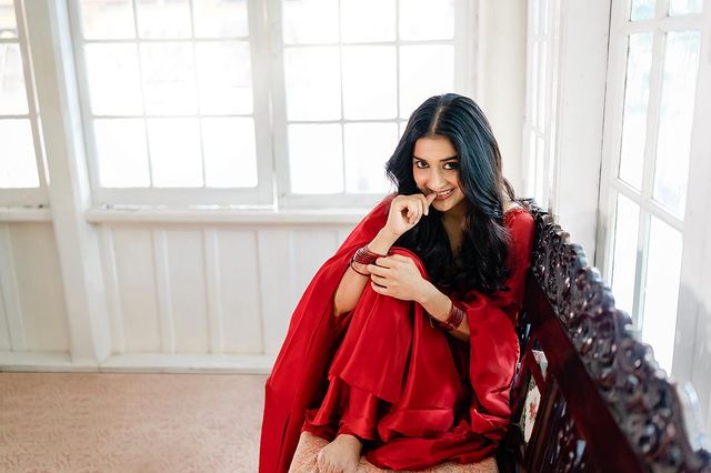 தமிழ், தெலுங்கு, மலையாளம், கன்னடம் மொழி திரைப்படங்களிலும் நடித்து புகழ் பெற்றார்.(Meera Jasmine Instagram)