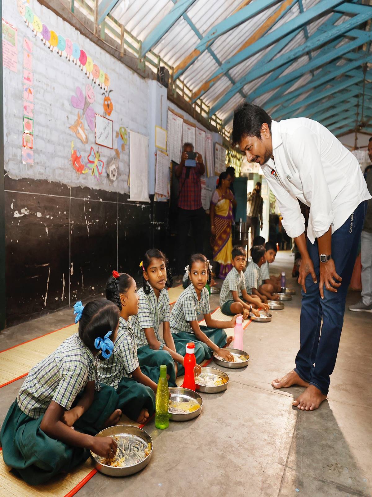 சேலம் மாநகராட்சி திருவாக்கவுண்டனூர் துவக்கப் பள்ளியில், இளைஞர் நலன் மற்றும் விளையாட்டுத்துறை அமைச்சர் உதயநிதி ஸ்டாலின் இன்று திடீர் ஆய்வு மேற்கொண்டார்.