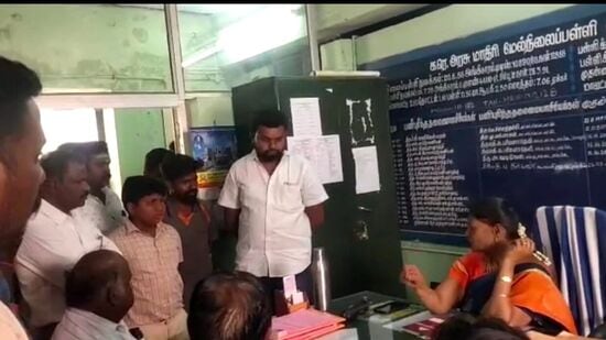 ஆசிரியருடன் பாஜகவினர் வாக்கு வாதம் 