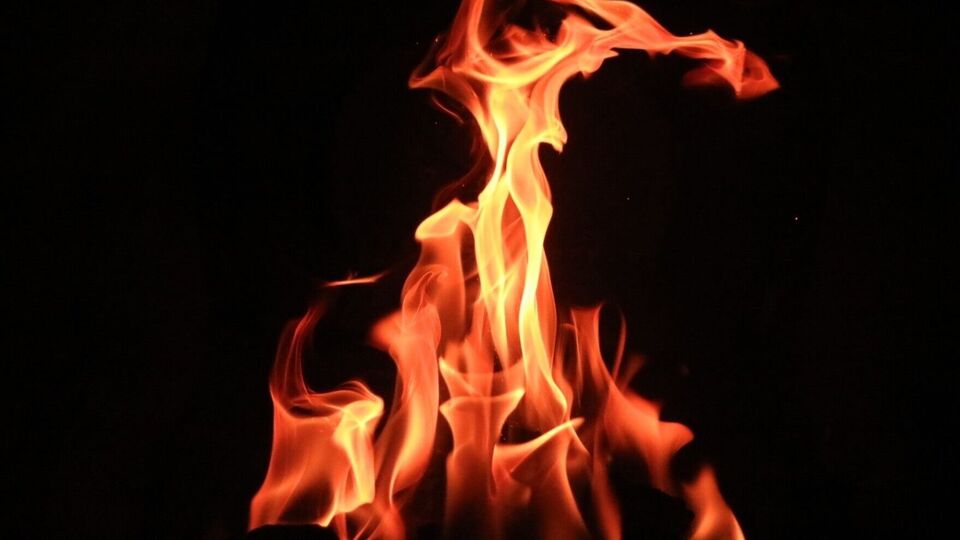 பகீர்.. கணவரை விட்டு என் கூட வா..மறுத்த பெண்ணை உயிரோடு தீயிட்டு கொழுத்திய நபர்!