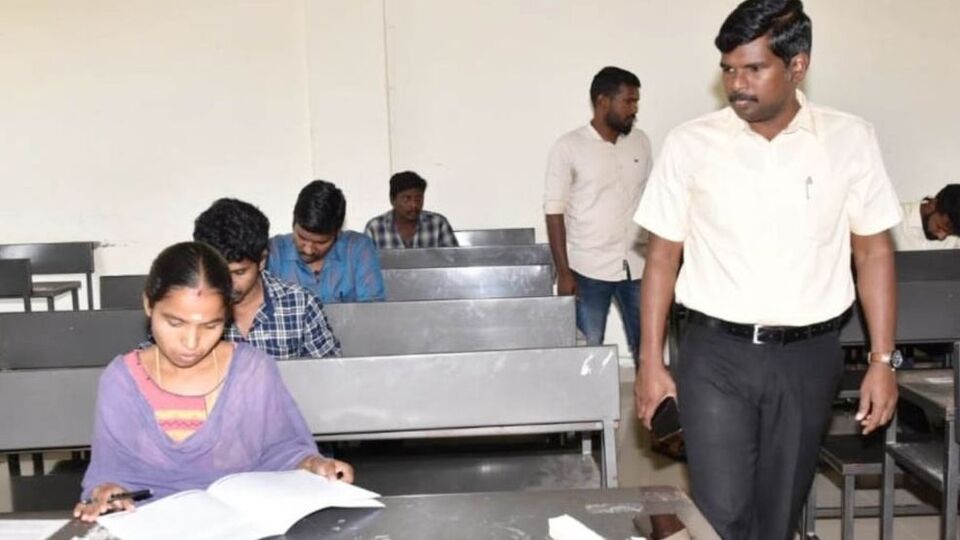 வினாத்தாள் பார்சல் மாற்றம்: தமிழகத்தில் டிஎன்பிஎஸ்சி தேர்வில் குளறுபடி!