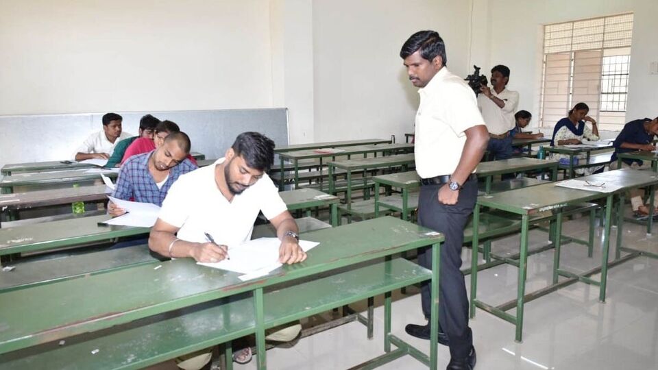 டிஎன்பிஎஸ்சி குளறுபடி : மதிய தேர்வுகள் 2.30 மணிக்கு துவங்கும் என அறிவிப்பு