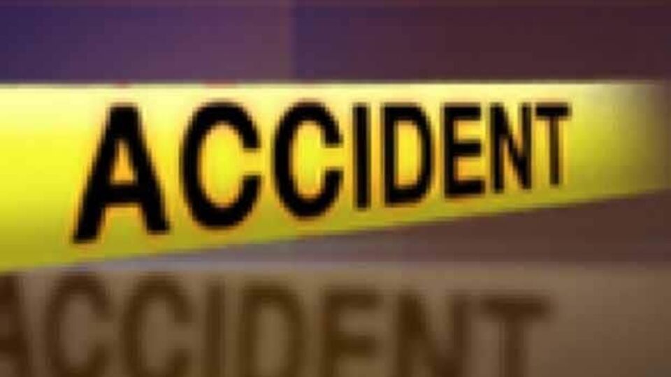 Tiruppur: வேன் மீது லாரி மோதிய பயங்கர விபத்து - 5 பேர் பலி மேலும் பலர் படுகாயம்