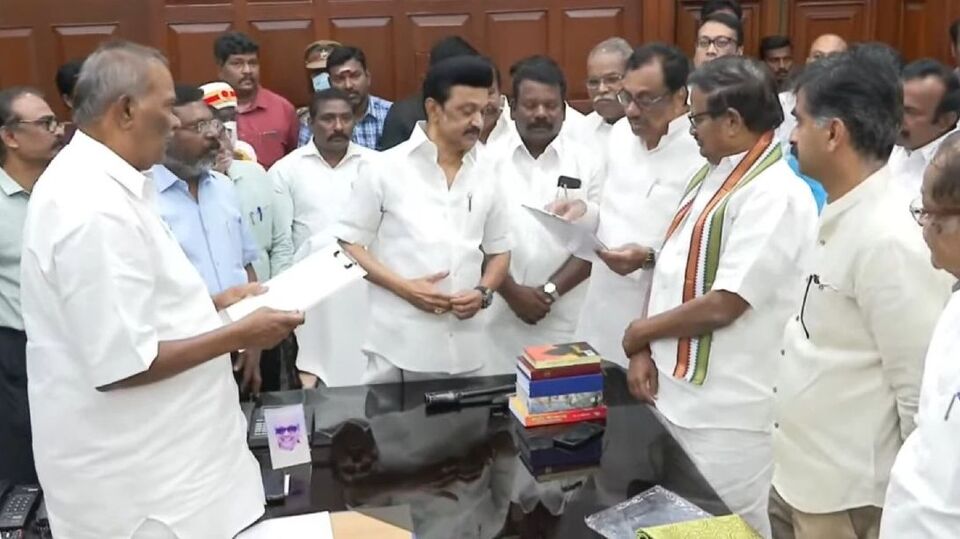 எம்எல்ஏவாக ஈ.வி.கே.எஸ். பதவியேற்பு! காங்கிரஸ் எம்எல்ஏக்கள் எண்ணிக்கை உயர்வு