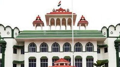 Madurai high court: கோட்டாட்சியருக்கு விதிக்கப்பட்ட 10,000 ரூபாயை மதுரை இலவச சட்ட உதவிகள் மையத்திற்கு வழங்க வேண்டும் எனவும் நீதிமன்றம் உத்தரவிட்டுள்ளது.