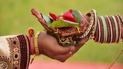Odisha Wedding: ஓட்டுநர்களின் வேலை நிறுத்த போராட்டம் காரணமாக திருமணம் செய்து கொள்ள உள்ள மணமகள் வீட்டிற்கு மணமகன் 28 கிலோமீட்டர் நடந்தே வந்துள்ளார்.