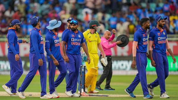 தோல்வி அதிர்ச்சியில் மைதானத்தில் இருந்து சென்ற இந்திய வீரர்கள்.