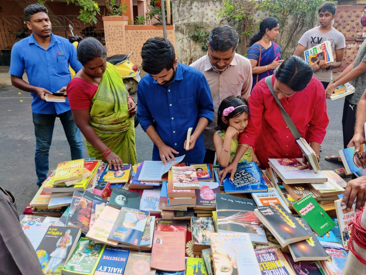 சரத்குமார் வீட்டின் முன்பு குவிக்கப்பட்டுள்ள புத்தகங்கள்!