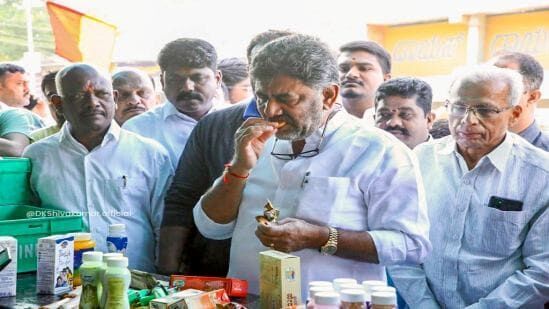 தேர்தல் நடக்க உள்ள கர்நாடகாவில் அமுல் மற்றும் நந்தினி பால் பிராண்ட் சர்ச்சைக்கு மத்தியில் கர்நாடக அரசுக்கு சொந்தமான நந்தினி பிராண்டை ஆதரிக்கும் வகையில் காங்கிரஸ் தலைவர் டிகே சிவக்குமார் ஹாசனில் உள்ள நந்தினி கடைக்கு சென்று பால் பொருட்களை வாங்கினார்