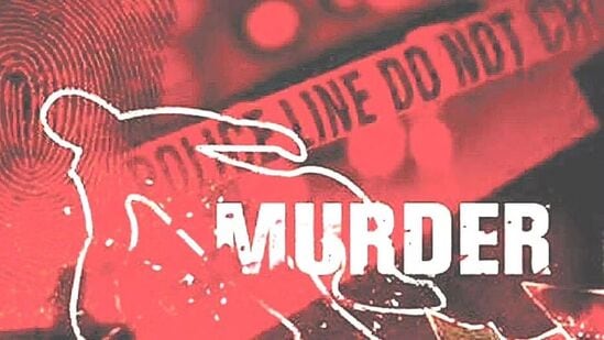 Krishnagiri Murder:மகன் சுபாஷ், மருமகள் அனுஷா மற்றும் தனது தாயை சுபாஷின் தந்தை தண்டபாணி கொடூரமாக கத்தியால் வெட்டி உள்ளார். இந்த சம்பவத்தில் படுகாயம் அடைந்த சுபாஷ் மற்றும் அவரது பாட்டி கண்ணம்மாள் ஆகியோர் பரிதாபமாக சம்பவ இடத்திலேயே உயிரிழந்தனர்