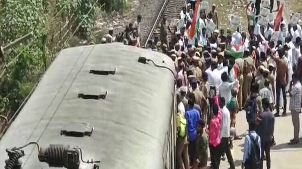 ராகுல் பதவி நீக்கம்: ரயிலை மறித்து போராட்டத்தில் ஈடுபட்ட காங்கிரஸ் கட்சியினர்!