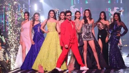 ఈ కార్యక్రమానికి పలువురు బాలీవుడ్ ప్రముఖులు పాల్గొన్నారు. కొంత మంది సెలబ్రెటీలు తమ నృత్య ప్రదర్శనలతో ఆకట్టుకున్నారు.