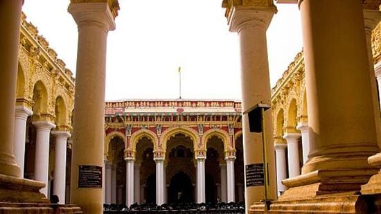 இம்மாளிகையின் கட்டிடக் கலையை இந்தோ-சார்செனிக் கட்டிடக்கலை என வகை செய்வர்.&nbsp;