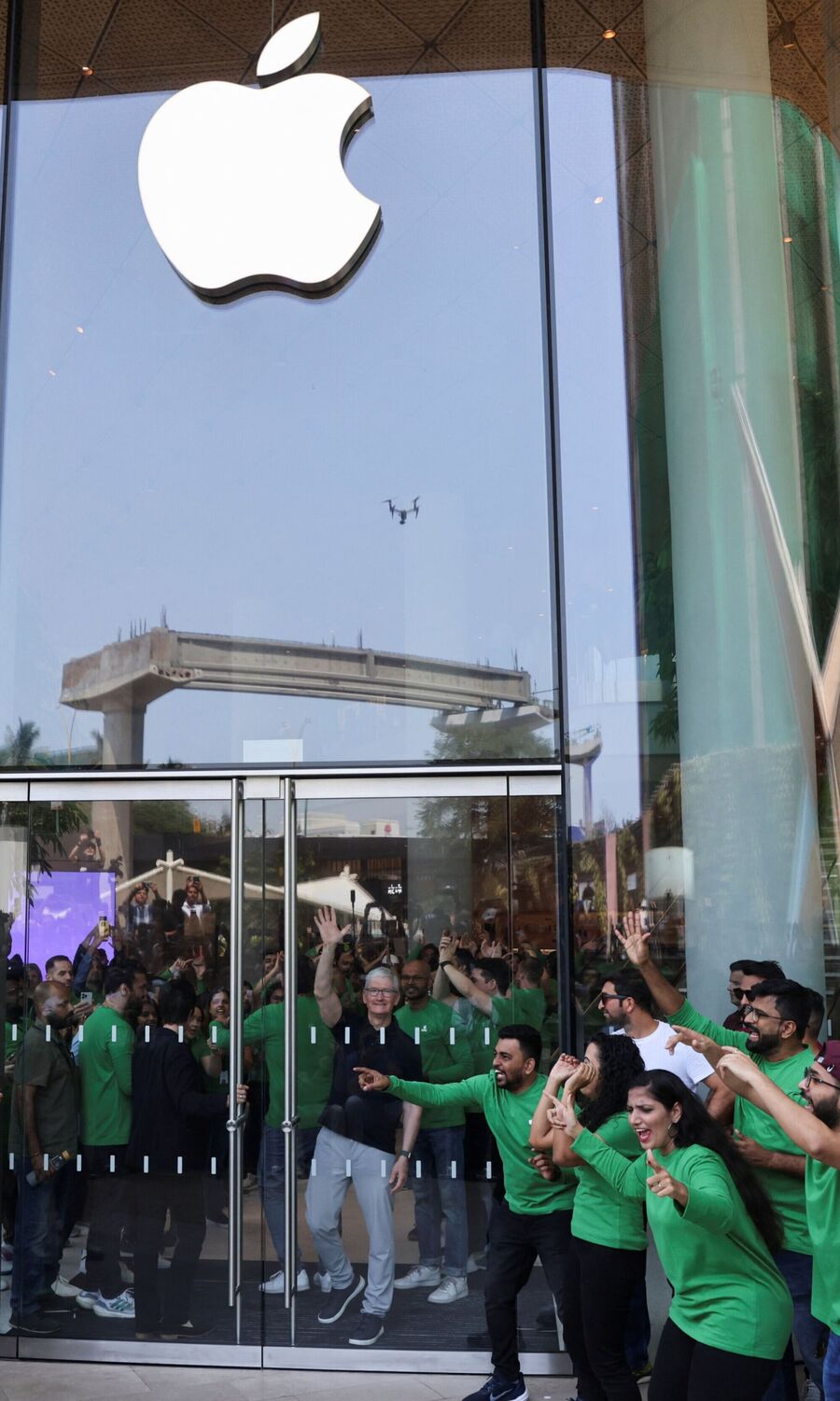 Apple Store: இந்தியாவின் முதல் ஆப்பிள் ஸ்டோர் திறப்பு விழாவை பாருங்க!