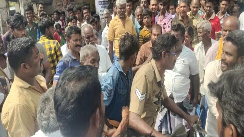 Dindigul: ஆம்புலன்ஸை வழிமறித்த போதை ஆசாமி.. தர்ம அடி கொடுத்த பொது மக்கள்