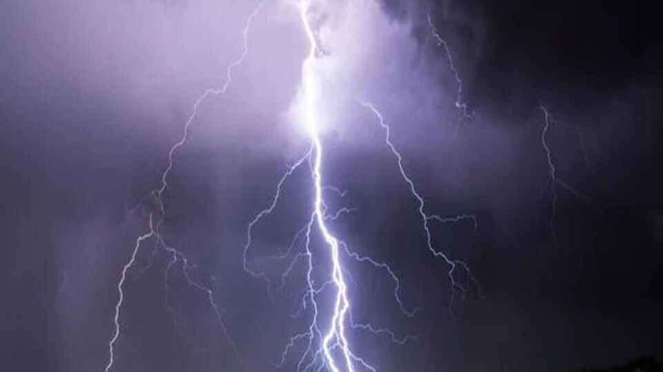 Andhra : ஆந்திராவில் மின்னல் தாக்கி கணவன் பலி.. மனைவி கண்முன்னே நடந்த சோகம்!