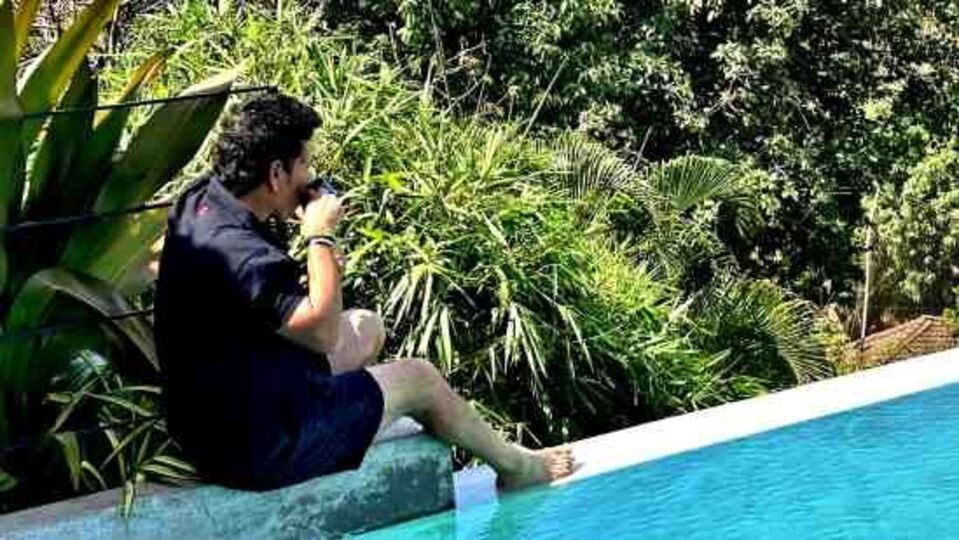 Sachin at 50: டீ டைம் - 50 நாட் அவுட் - பிறந்தநாளை தேநீரில் தொடங்கிய சச்சின்..!