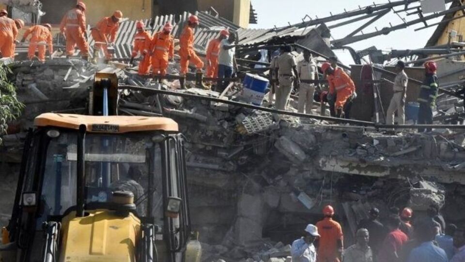 Maharashtra : பகீர்.. திடீரென இடிந்து விழுந்த 2 மாடி கட்டிடம்.. 6 பேர் பலி.. உள்ளே இருப்பவர்களில் நிலை என்ன?