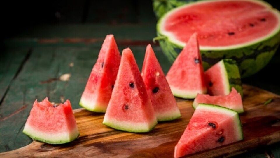 Watermelon: தர்பூசணி பழத்துடன் மறந்தும் இதை எல்லாம் சாப்பிடாதீங்க
