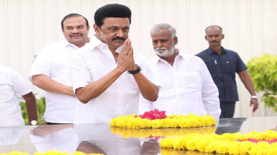 PHOTOS: அண்ணா, கருணாநிதி நினைவிடங்களில் முதல்வர் மு.க.ஸ்டாலின் மரியாதை!