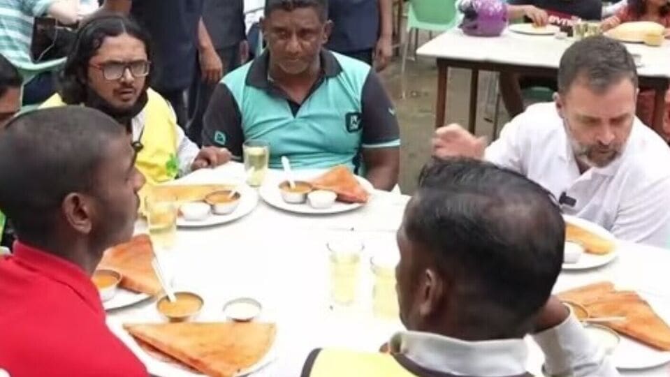 Karnataka Elections : ‘மசால் தோசை வித் ராகுல்’ அனல் பறக்கும் தேர்தல் பிரச்சாரம் - தொழிலாளர்களுடன் ராகுல் கலந்துரையாடல்