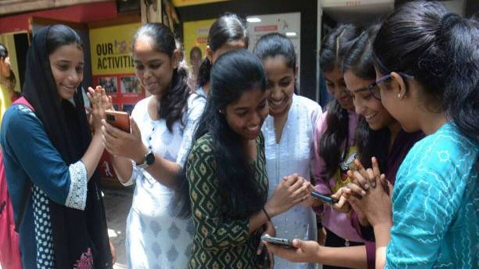 Plus 2 Exam Result: பிளஸ் 2 பொதுத் தேர்வில் 100-க்கு 100 மதிப்பெண் பெற்றவர்கள் எத்தனை பேர்? - விபரம் இதோ!