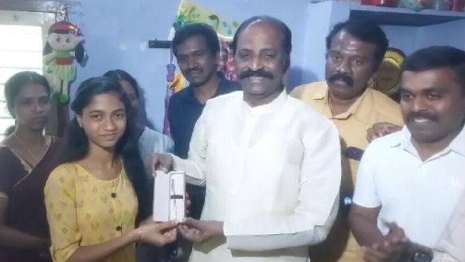 Vairamuthu: 600க்கு 600 மதிப்பெண் பெற்ற மாணவிக்கு தங்கப்பேனாவை பரிசாக அளித்தார் வைரமுத்து!