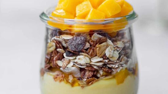 आंबा आणि दही कॉम्बो: आंब्याचे तुकडे एका ग्लासमध्ये घ्या आणि त्यावर व्हॅनिला दही, ग्रॅनोला घाला. तुमची टेस्टी डिश तयार आहे. आंबा आणि दही कॉम्बो: आंब्याचे तुकडे एका ग्लासमध्ये घ्या आणि त्यावर व्हॅनिला दही, ग्रॅनोला घाला. तुमची टेस्टी डिश तयार आहे. 