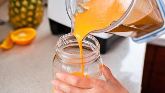 मँगो स्मूदी: ब्लेंडरमध्ये आंबा, बदामाचे दूध, केळी आणि मध घालून मिक्स करा. ही स्मूदी एक फ्रेश ड्रिंक आहे. मँगो स्मूदी: ब्लेंडरमध्ये आंबा, बदामाचे दूध, केळी आणि मध घालून मिक्स करा. ही स्मूदी एक फ्रेश ड्रिंक आहे. 