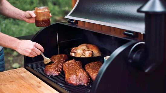 मँगो बीबीक्यू सॉस: किसलेला आंबा, केचप, साखर, व्हिनेगर आणि मसाले मिक्स करून गोड आणि चवदार सॉस बनवा. हे ग्रील्ड चिकन किंवा टोफूवर घालून मस्त डिश तयार होते. मँगो बीबीक्यू सॉस: किसलेला आंबा, केचप, साखर, व्हिनेगर आणि मसाले मिक्स करून गोड आणि चवदार सॉस बनवा. हे ग्रील्ड चिकन किंवा टोफूवर घालून मस्त डिश तयार होते. 